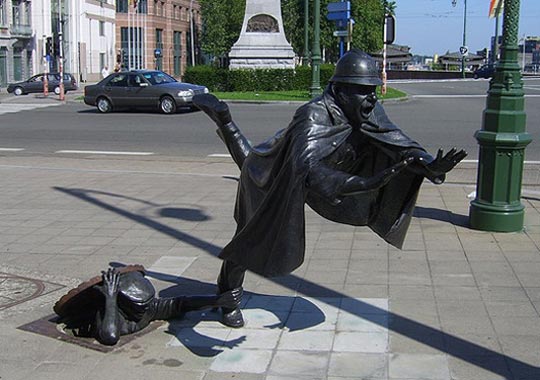 Bruxelles Statua di un uomo che fa inciampare un poliziotto